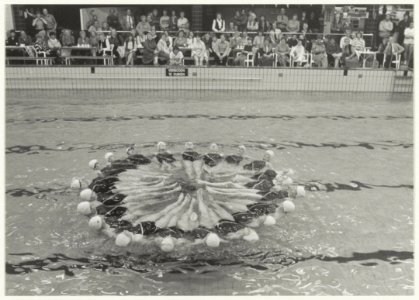 Demonstratie synchroonzwemmen in het Sportfondsenbad. NL-HlmNHA 54016598