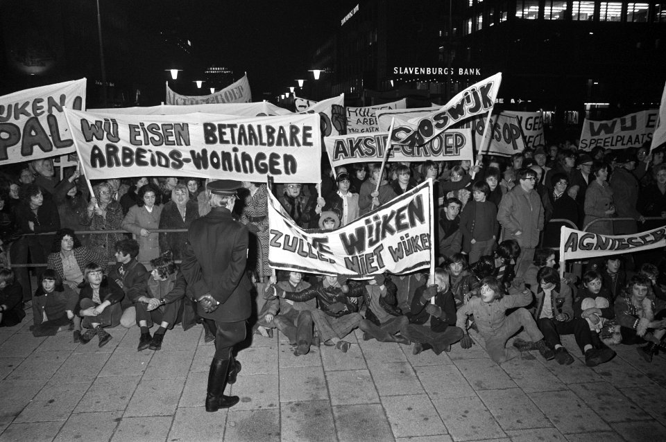 Demonstratie tegen woningbeleid in Rotterdam, mensen met spandoeken, Bestanddeelnr 925-3587