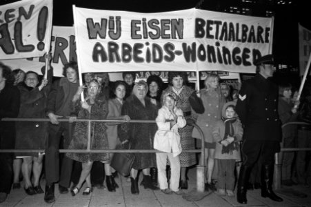 Demonstratie tegen woningbeleid in Rotterdam, mensen met spandoeken, Bestanddeelnr 925-3588