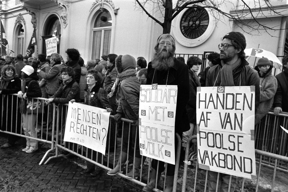 Demonstratie voor Poolse ambassade in Den Haag tegen staat van beleg in Polen. D, Bestanddeelnr 931-8600
