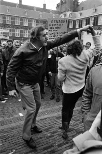 Demonstratie tegen voorgenomen overplaatsing van PTT naar Groningen een Jazz-ban, Bestanddeelnr 933-1462