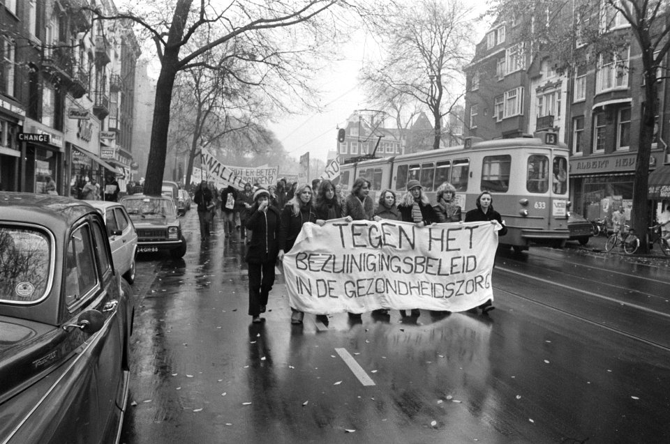 Demonstratie tegen bezuiniging in gezondheidssector in Amsterdam demonstranten , Bestanddeelnr 928-2704