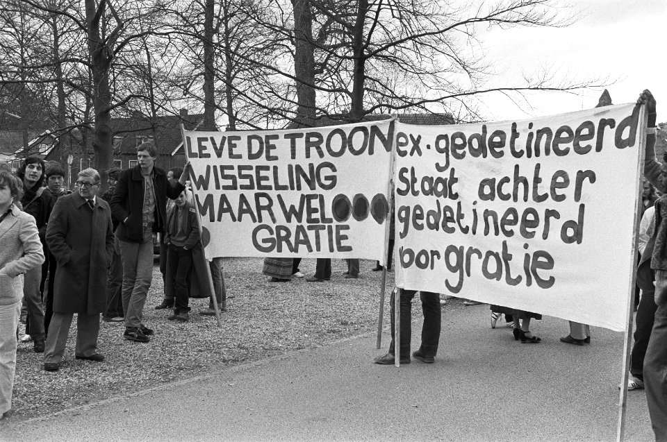 Demonstratie voor Kasteel Drakesteyn door Comite Beatr laat ons niet zitten vo, Bestanddeelnr 930-7851