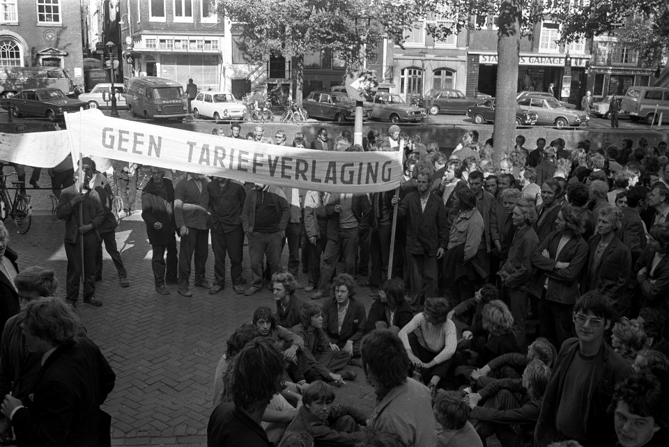 Demonstratie van stratenmakers in verband met looneisen, Amsterdam, stratenmaker, Bestanddeelnr 924-8851