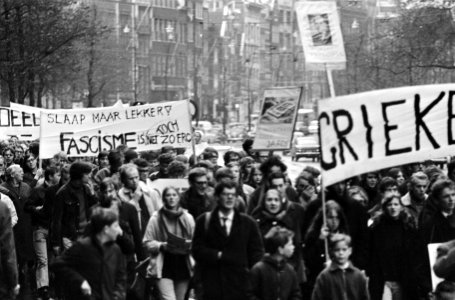 Demonstratie tegen bewind in Griekenland. De demonstranten met spandoeken door A, Bestanddeelnr 920-8178