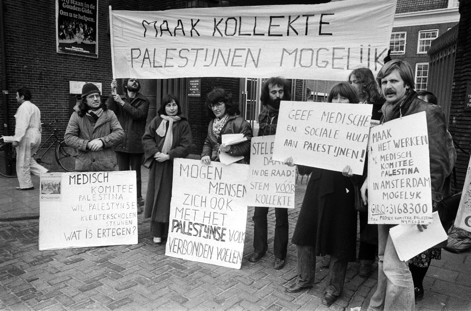 Demonstratie voor het stadhuis van Amsterdam tegen de weigering van Burgemeester, Bestanddeelnr 930-1433