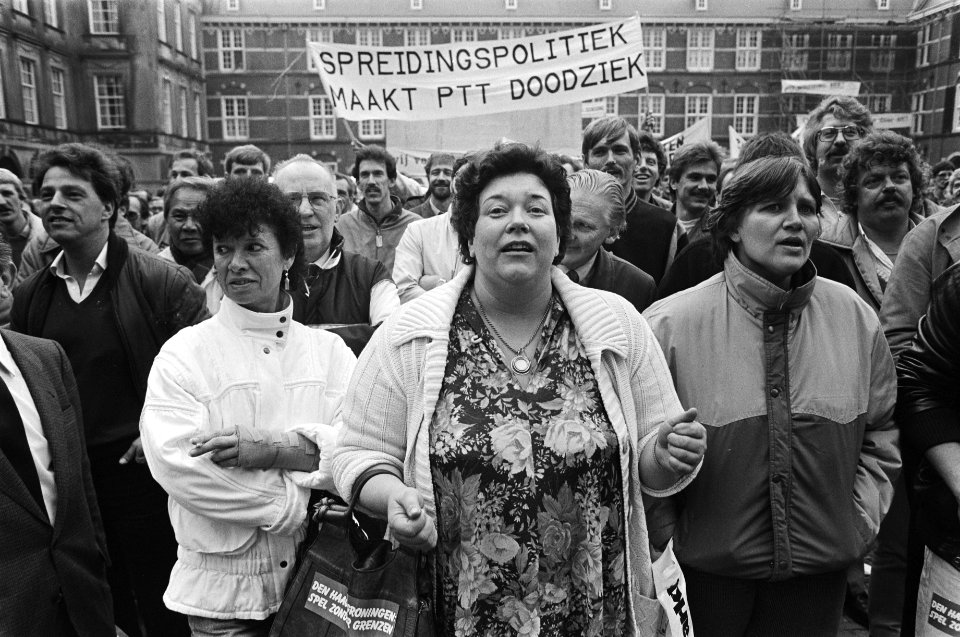 Demonstratie tegen voorgenomen overplaatsing van PTT naar Groningen zingende PTT, Bestanddeelnr 933-1464