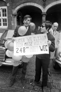 Demonstratie tegen wetsartikelen over homofilie contacten op het Binnenhof demon, Bestanddeelnr 922-0288