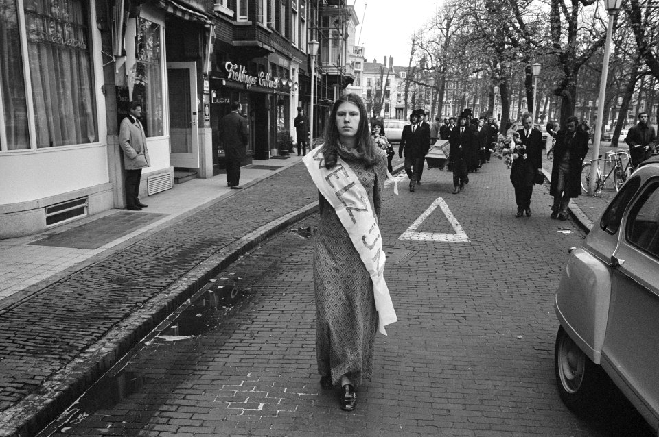 Demonstratie van anti-CRM bezuinigingsfront met doodkist Korte Voorhout Den Haag, Bestanddeelnr 925-1435
