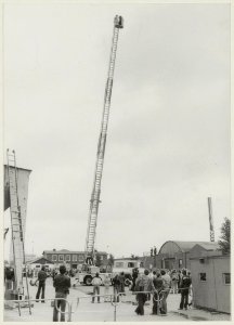 Demonstratie van de Brandweer met een ladderwagen op de Conradkade 1978. NL-HlmNHA 54005710