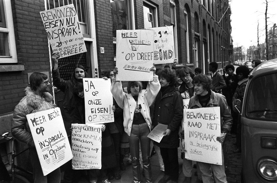 Demonstratie van bewoonsters van het Meisjestehuis Op Dreef voor het gebouw van , Bestanddeelnr 930-1751