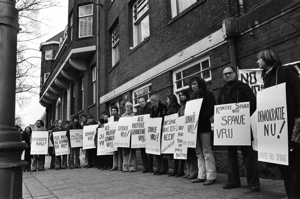 Demonstratie voor Spaans Consulaat in Amsterdam tegen optreden Spaanse politie, Bestanddeelnr 928-4634
