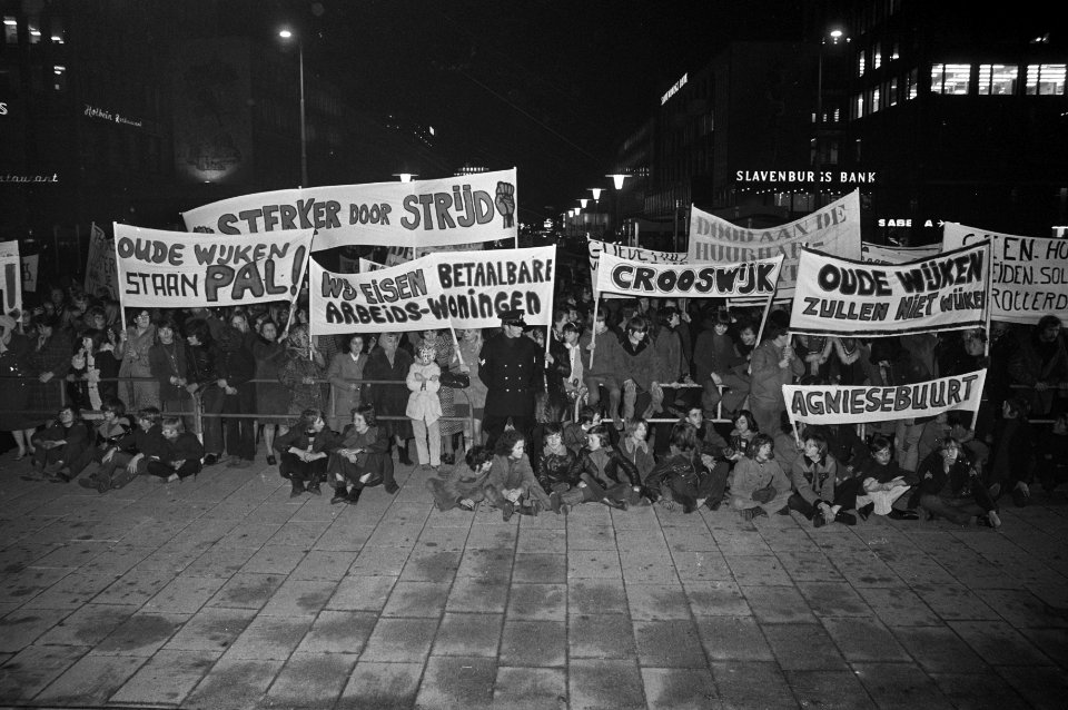 Demonstratie tegen woningbeleid in Rotterdam, mensen met spandoeken, Bestanddeelnr 925-3586