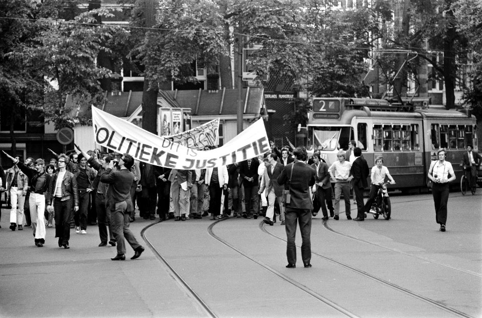 Demonstratie van arbeiders en studenten over massarechtszitting i.v.m. bezetting, Bestanddeelnr 922-5135