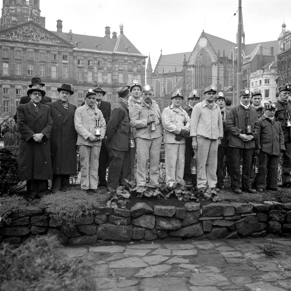 Delegatie mijnwerkers bij onthulling (tijdelijk) Nationaal Monument op de Dam, Bestanddeelnr 902-5057