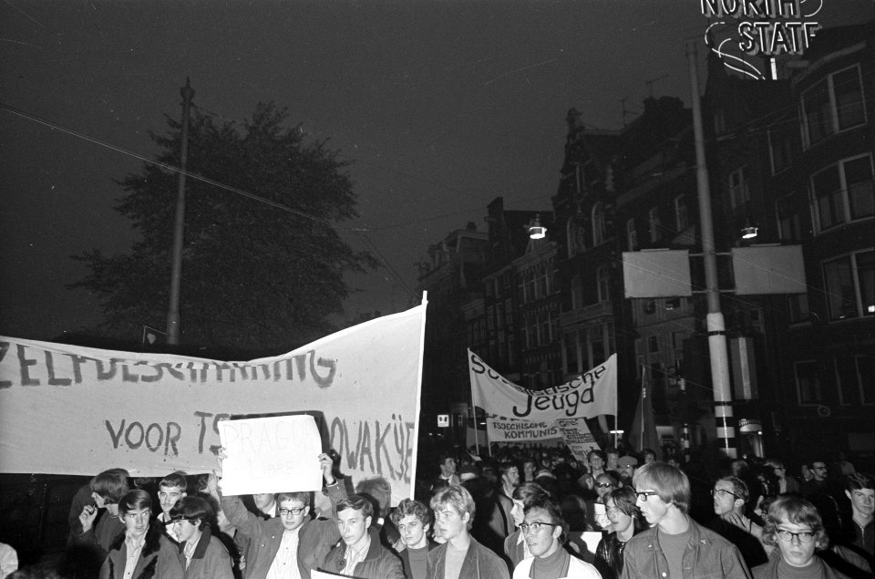 Demonstratie voor Tsjechoslowakije in Amsterdam. De stoet trekt door de stad, Bestanddeelnr 921-6113