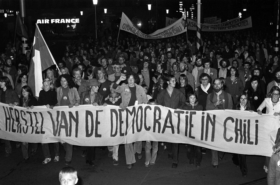 Demonstratie ter herdenking van 1e verjaardag kolonelsbewind in Chili in Amsterd, Bestanddeelnr 927-4457