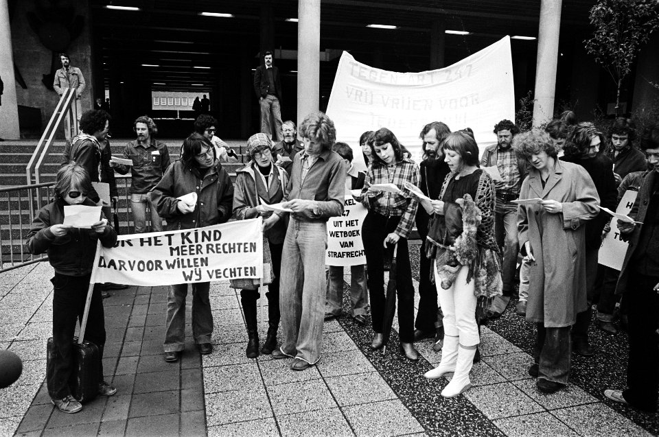 Demonstratie voor Paleis van Justitie in Den Haag tegen de pedofilie in de Straf, Bestanddeelnr 929-7014