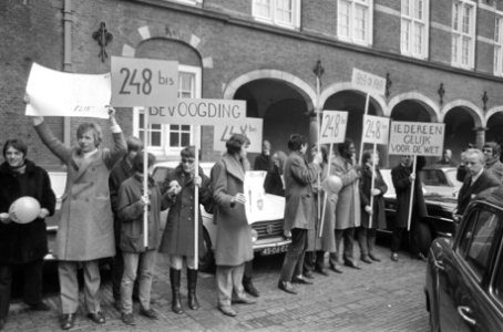Demonstratie tegen wetsartikelen over homofilie contacten op het Binnenhof demon, Bestanddeelnr 922-0289