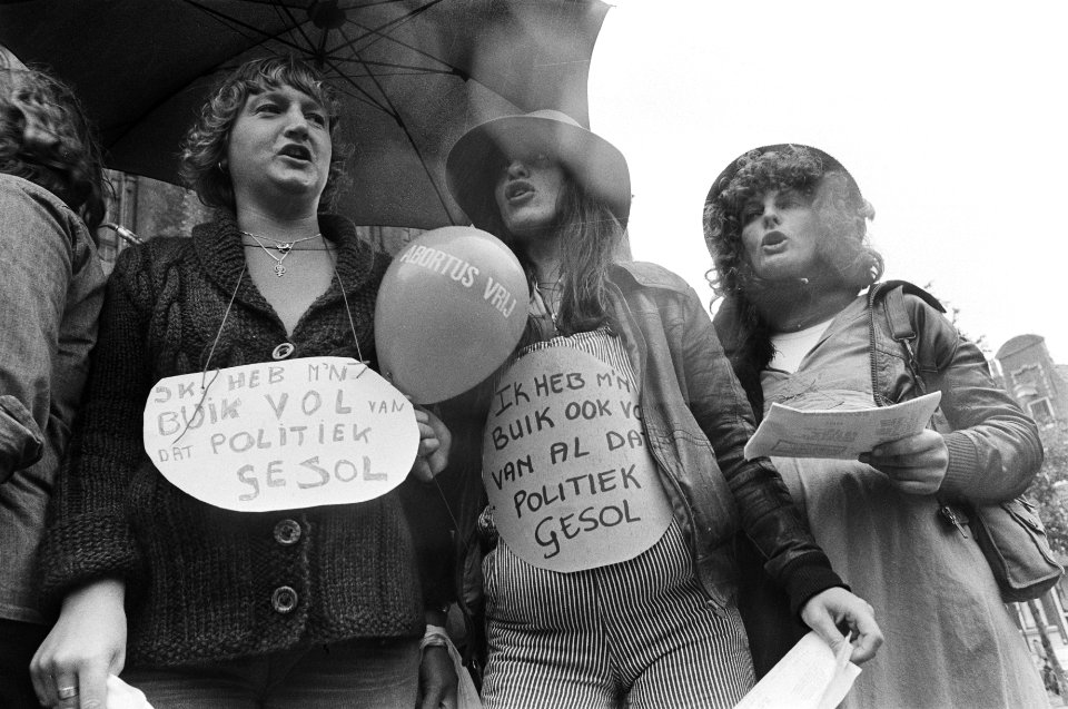 Demonstratie voor legalisering abortus in Amsterdam namaak zwangere vrouwen, Bestanddeelnr 929-3414