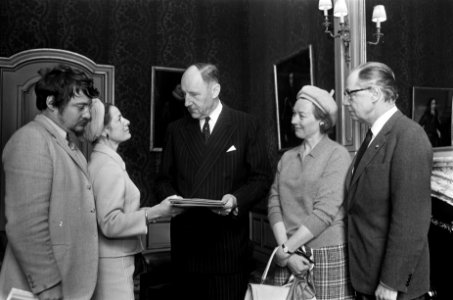 Delegatie van kunstenaars overhandigt minister Luns petitie van toneelspelers om, Bestanddeelnr 922-4886