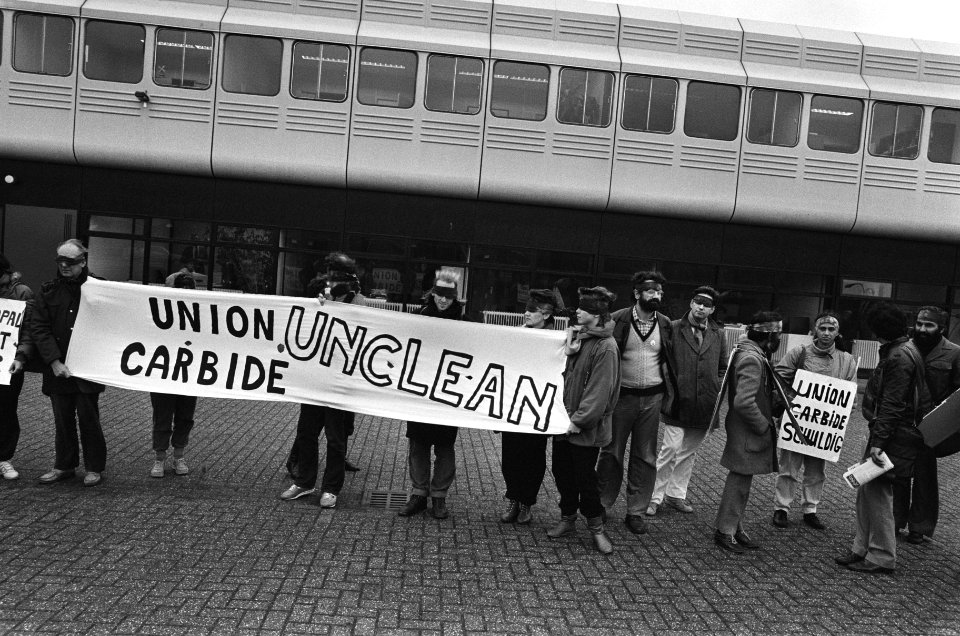 Demonstratie van actiegroep Nooit meer Bhopal bij Katalistiks in Leiderdorp, Bestanddeelnr 933-5008