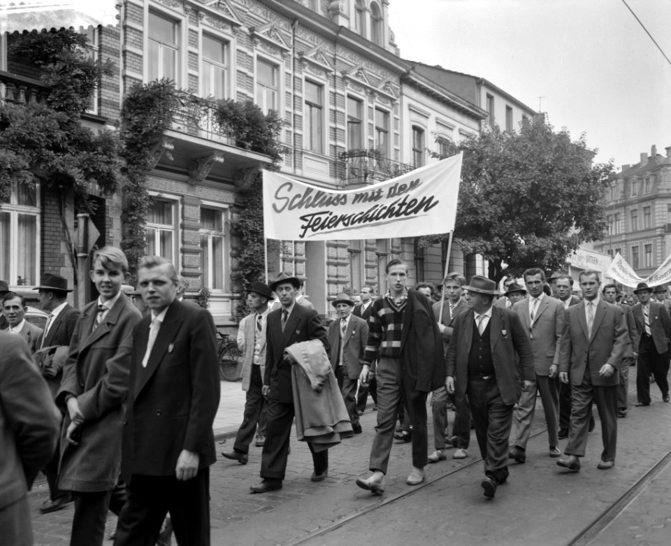 Demonstratie van Duitse mijnwerkers in Bonn tegen sluiting van mijnen in het Roe, Bestanddeelnr 910-7031