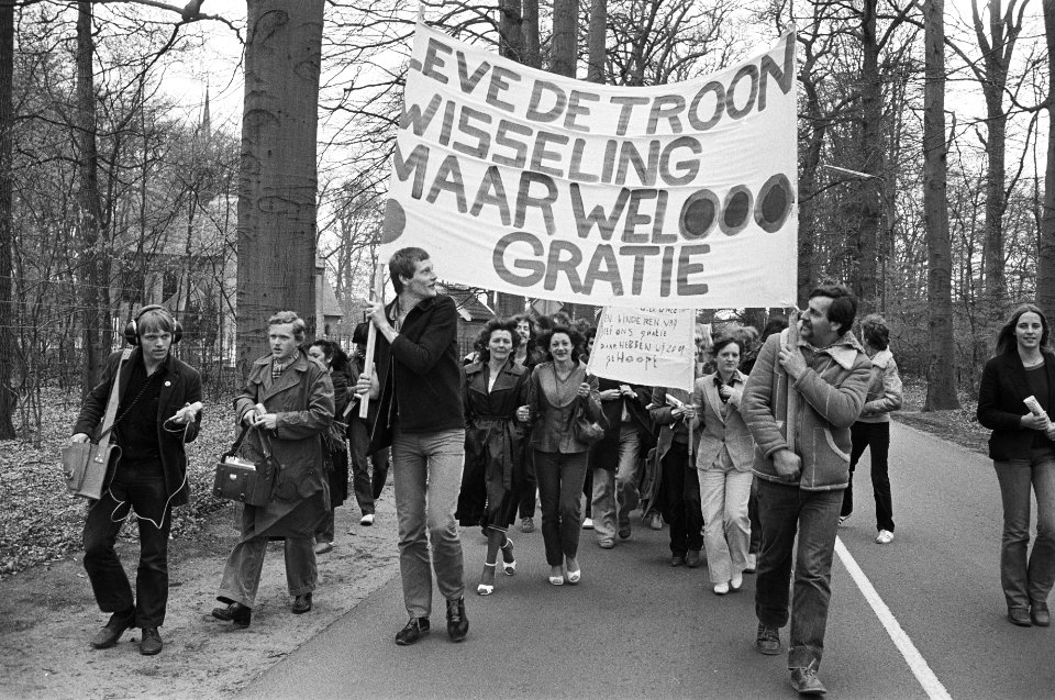 Demonstratie voor Kasteel Drakesteyn door Comite Beatr laat ons niet zitten vo, Bestanddeelnr 930-7849