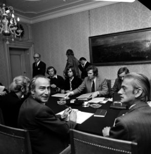 Delegatie van VVDM ontvangen op Ministerie van Defensie, voorgrond Minister Vred, Bestanddeelnr 926-4252