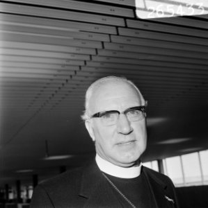 Delegatie van Raad van Kerken vertrekt van Schiphol naar Moskou, mgr M Kok (ko, Bestanddeelnr 926-5433