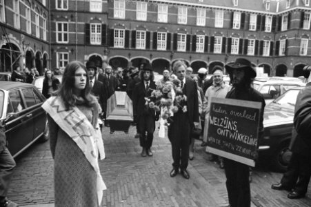 Demonstratie van anti-CRM bezuinigingsfront met doodkist Binnenhof Den Haag , be, Bestanddeelnr 925-1431
