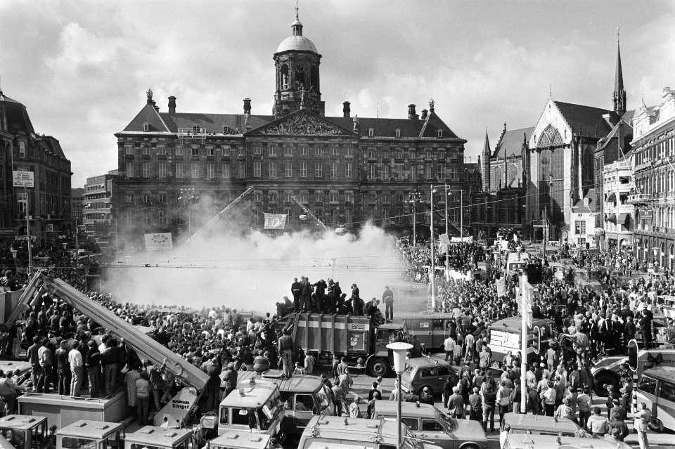 Demonstratie voor het paleis op de Dam met in het midden een brand, Bestanddeelnr 932-7231