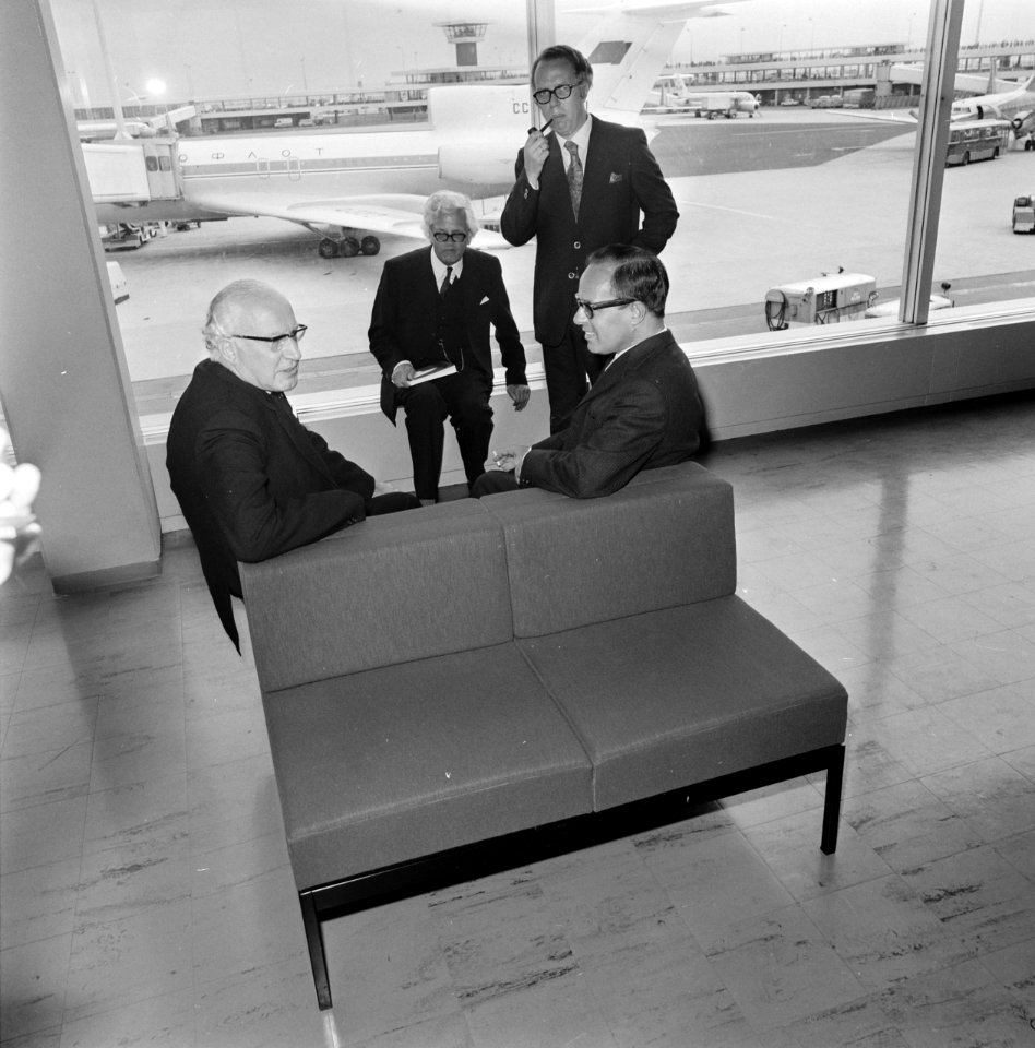 Delegatie van Raad van Kerken vertrekt van Schiphol naar Moskou, vlnr mgr K, Bestanddeelnr 926-5432