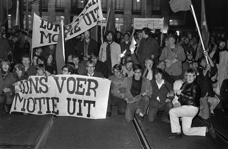 Demonstratie van plusminus 500 jongeren tegen bewind in Griekenland te Den Haag , Bestanddeelnr 922-3194