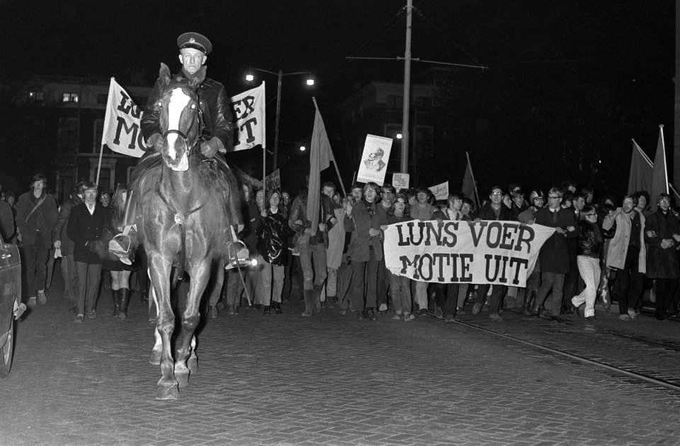 Demonstratie van plusminus 500 jongeren tegen bewind in Griekenland te Den Haag , Bestanddeelnr 922-3195