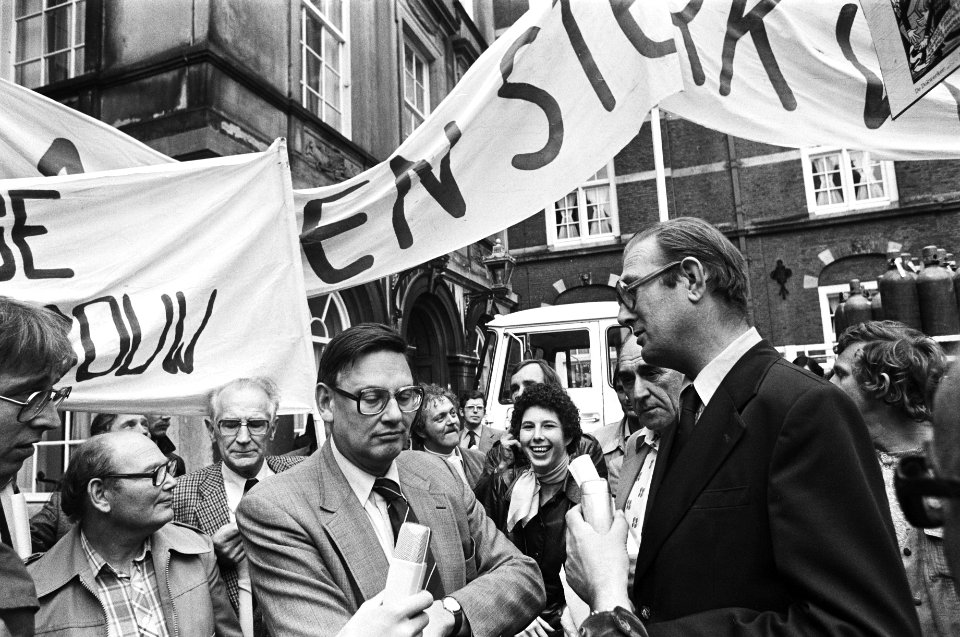 Delegatie NDSM-werknemers bieden petitie aan aan minister Van Aardenne , rechts , Bestanddeelnr 929-9099