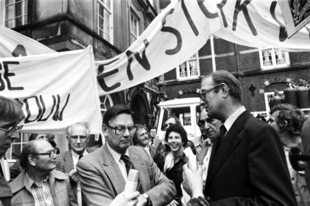 Delegatie NDSM-werknemers bieden petitie aan aan minister Van Aardenne , rechts , Bestanddeelnr 929-9099