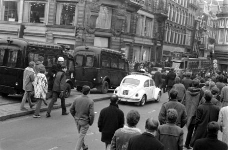 Demonstratie van plusminus 500 jongeren tegen de verhoging van de Amsterdamse tr, Bestanddeelnr 922-1550