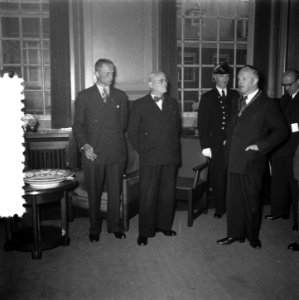 Delegatie uit Zonnemaire (Schouwen Duiveland) overhandigt bord aan gemeente Amst, Bestanddeelnr 906-5149