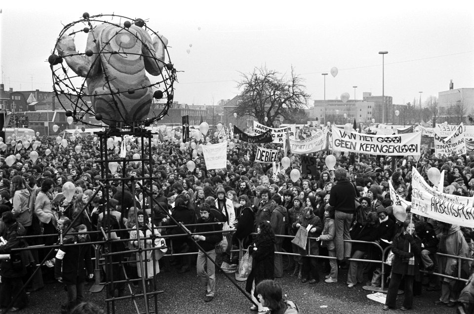 Demonstratie URENCO in Almelo demonstranten tijdens manifestatie op Marktplein, Bestanddeelnr 929-6044