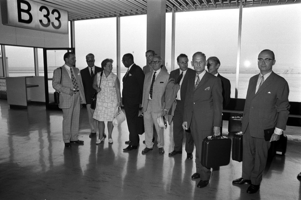 Delegatie van tien kamerleden vertrekt naar Suriname van Schiphol, Bestanddeelnr 924-8487