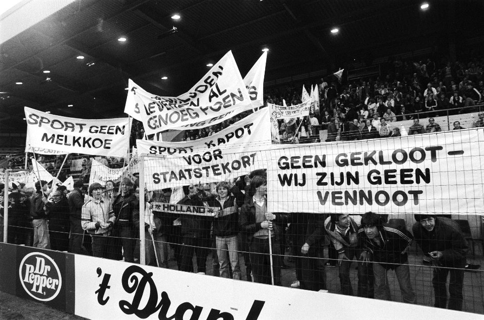 Demonstratie tijdens voetbal Nederland tegen Griekenland in PSV-stadion tegen pl, Bestanddeelnr 932-1050