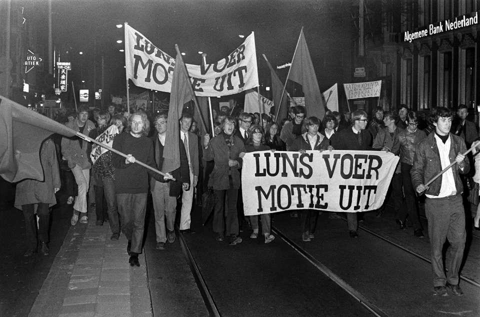 Demonstratie van plusminus 500 jongeren tegen bewind in Griekenland te Den Haag , Bestanddeelnr 922-3189