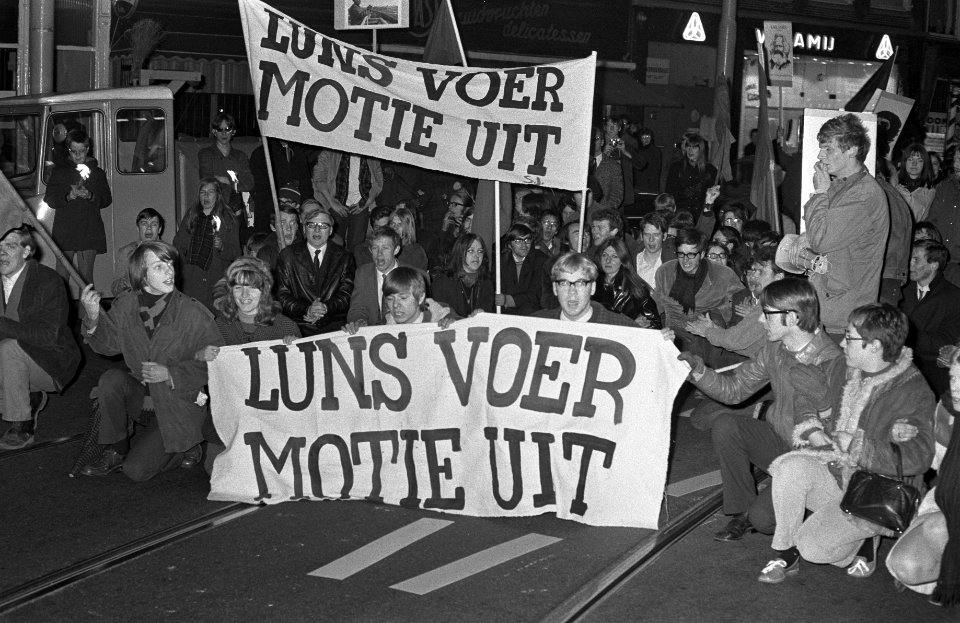Demonstratie van plusminus 500 jongeren tegen bewind in Griekenland te Den Haag , Bestanddeelnr 922-3186