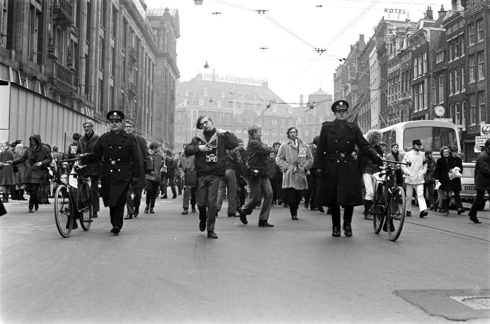 Demonstratie van plusminus 500 jongeren tegen de verhoging van de Amsterdamse tr, Bestanddeelnr 922-1548