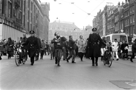 Demonstratie van plusminus 500 jongeren tegen de verhoging van de Amsterdamse tr, Bestanddeelnr 922-1548