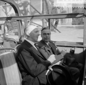 Delegaties uit de drie noordelijke provincien bezoeken Amsterdam, Burgemeester V, Bestanddeelnr 910-4176