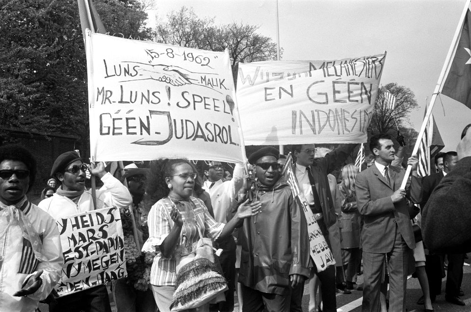 Demonstratie van Papoeas in Den Haag met spandoeken, Bestanddeelnr 922-3974