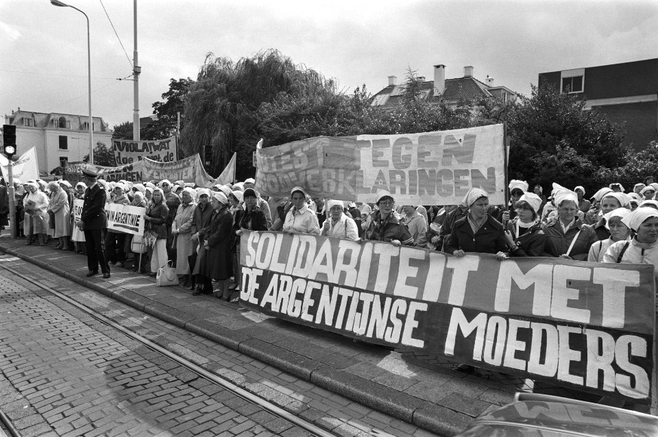 Demonstratie ter solidariteit met de Dwaze Moeders in Argentinië, Bestanddeelnr 931-6350