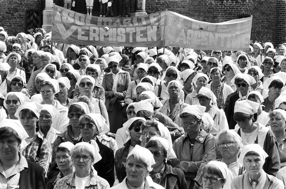 Demonstratie vrouwen, solidair met moeders van Plaza del Mayo in Argentinie (Bin, Bestanddeelnr 932-2149